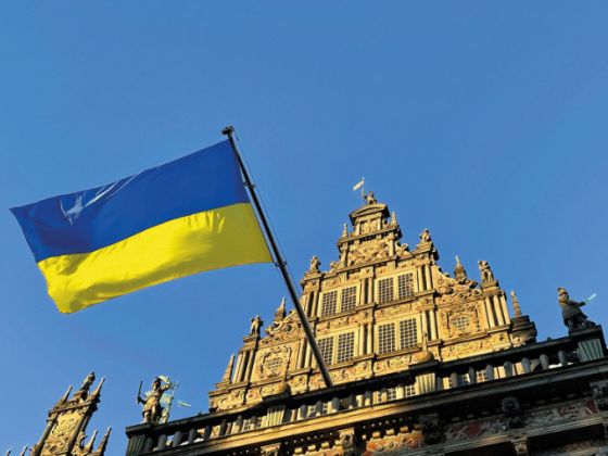 Bremer Rathaus mit der Flagge der Ukraine