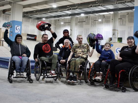 Kinder und Jugendliche beim Skaten im Rollstuhl