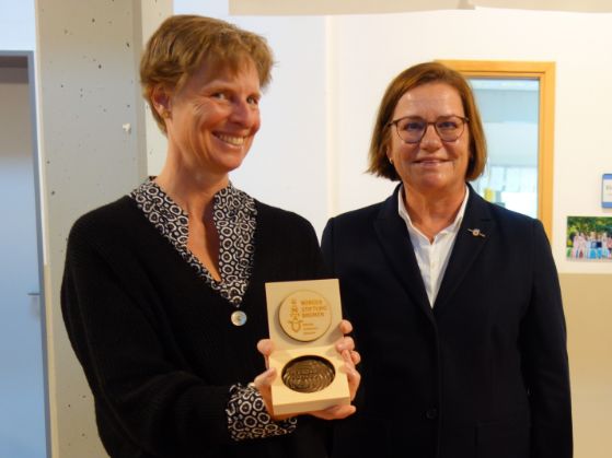 Verena Nölle erhält den Hilde-Adolf-Preis von Susanne Grobien.