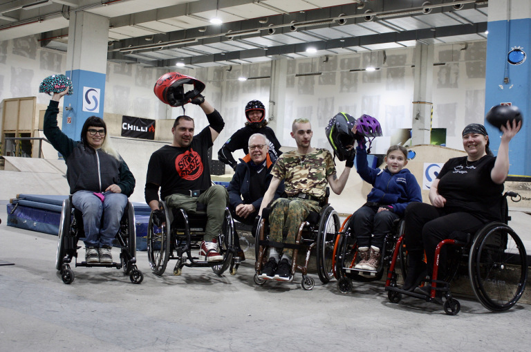 Kinder und Jugendliche beim Rollstuhl-Skate-Kurs